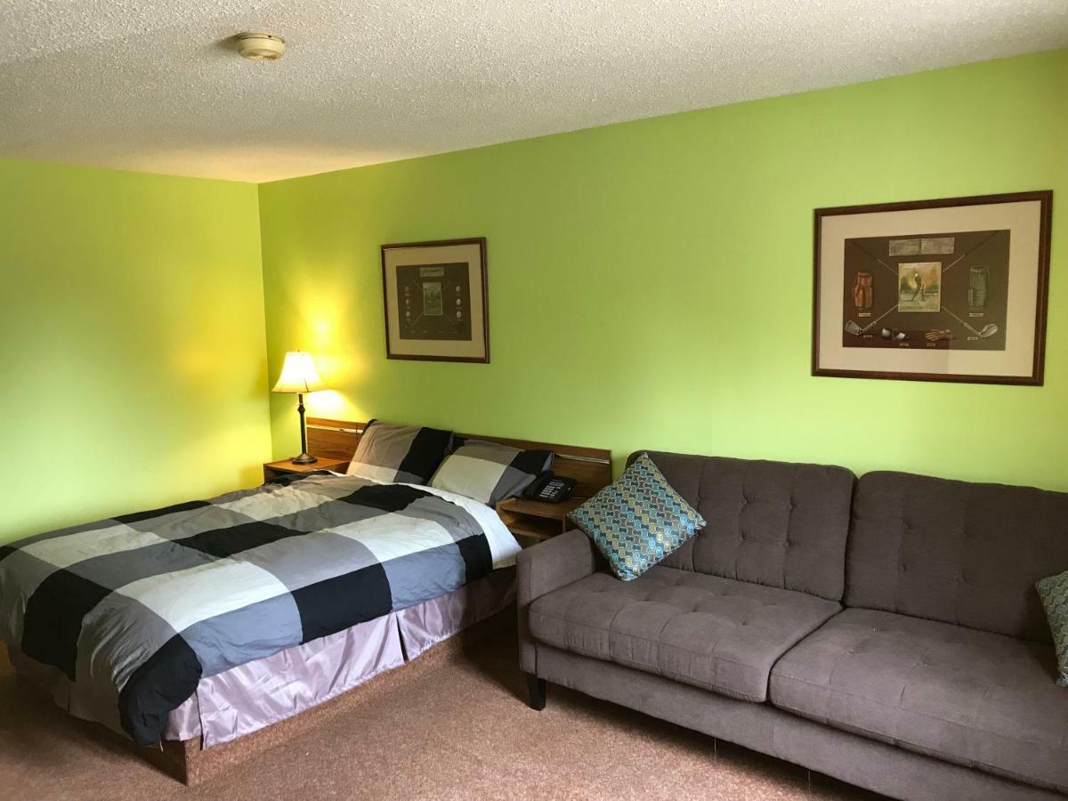 Tower Inn Estevan Екстериор снимка