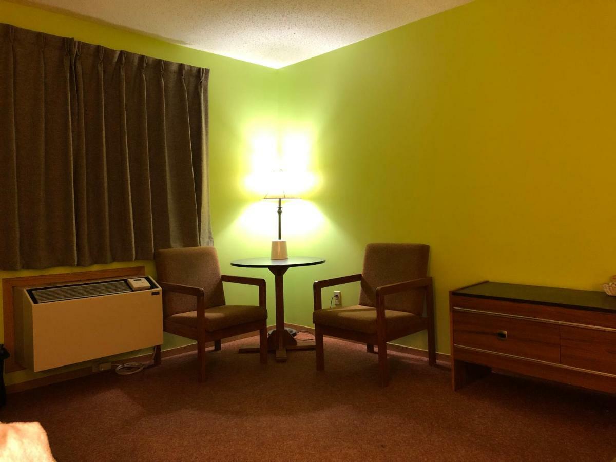 Tower Inn Estevan Екстериор снимка