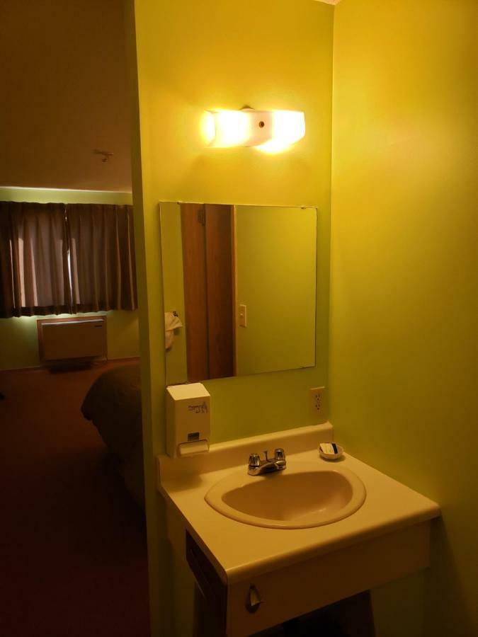 Tower Inn Estevan Екстериор снимка