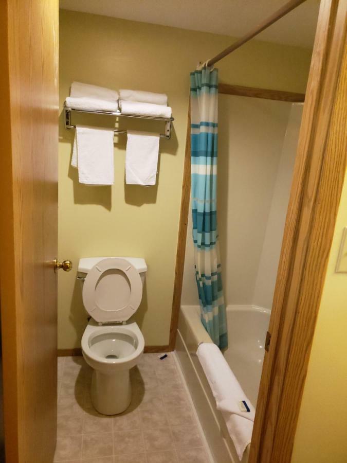 Tower Inn Estevan Екстериор снимка