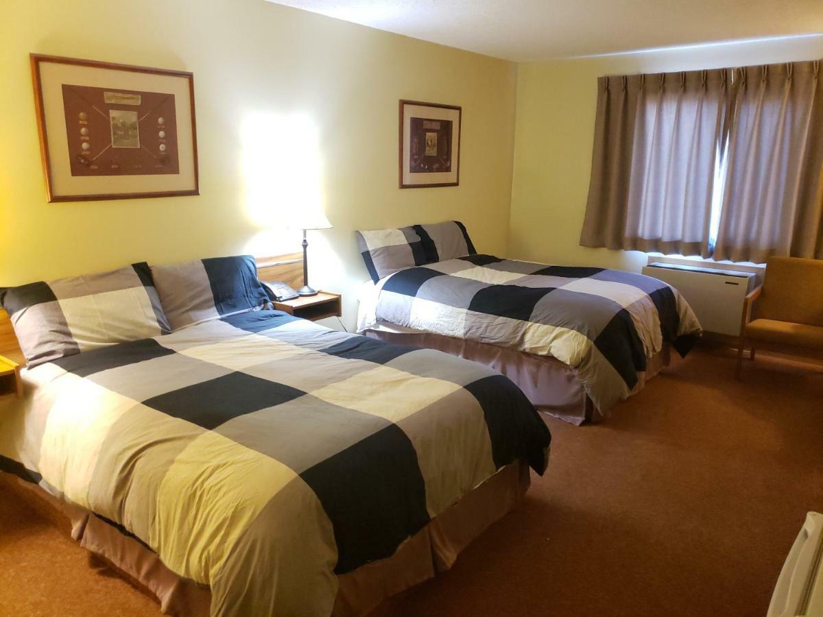 Tower Inn Estevan Екстериор снимка