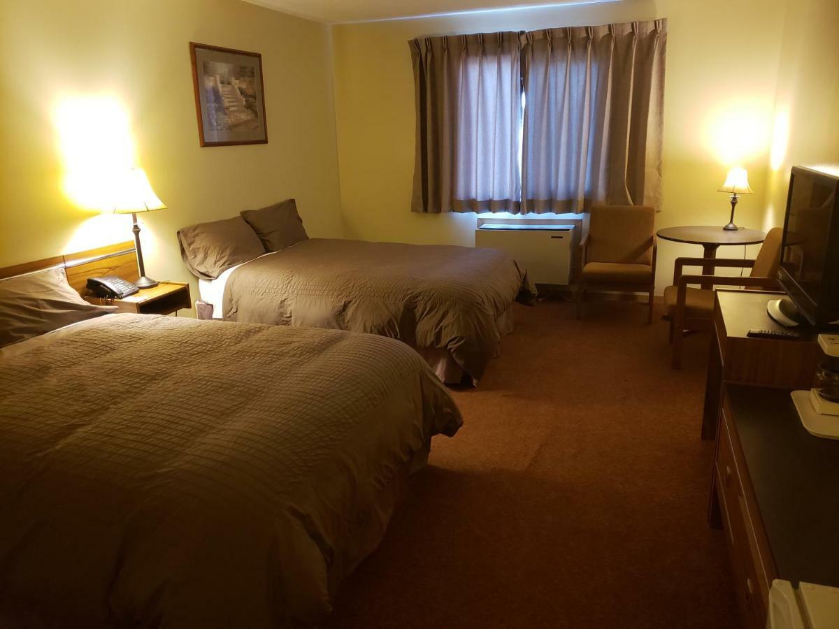 Tower Inn Estevan Екстериор снимка