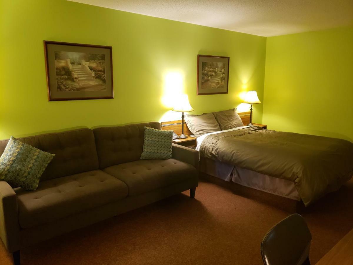 Tower Inn Estevan Екстериор снимка