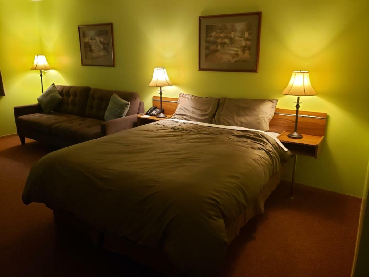 Tower Inn Estevan Екстериор снимка