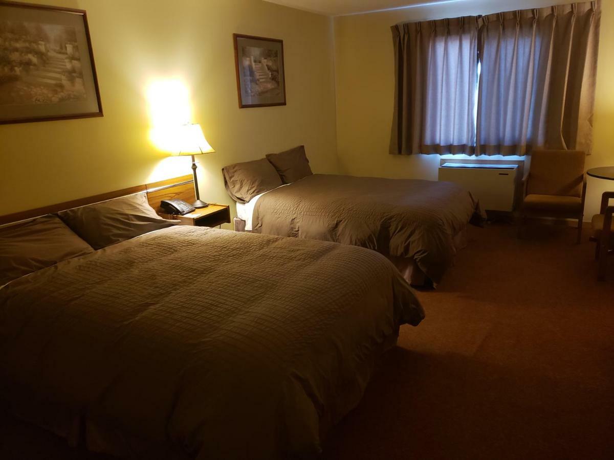 Tower Inn Estevan Екстериор снимка