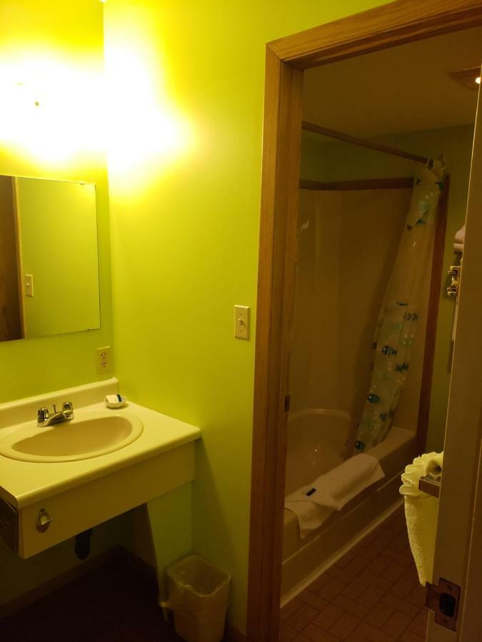 Tower Inn Estevan Екстериор снимка