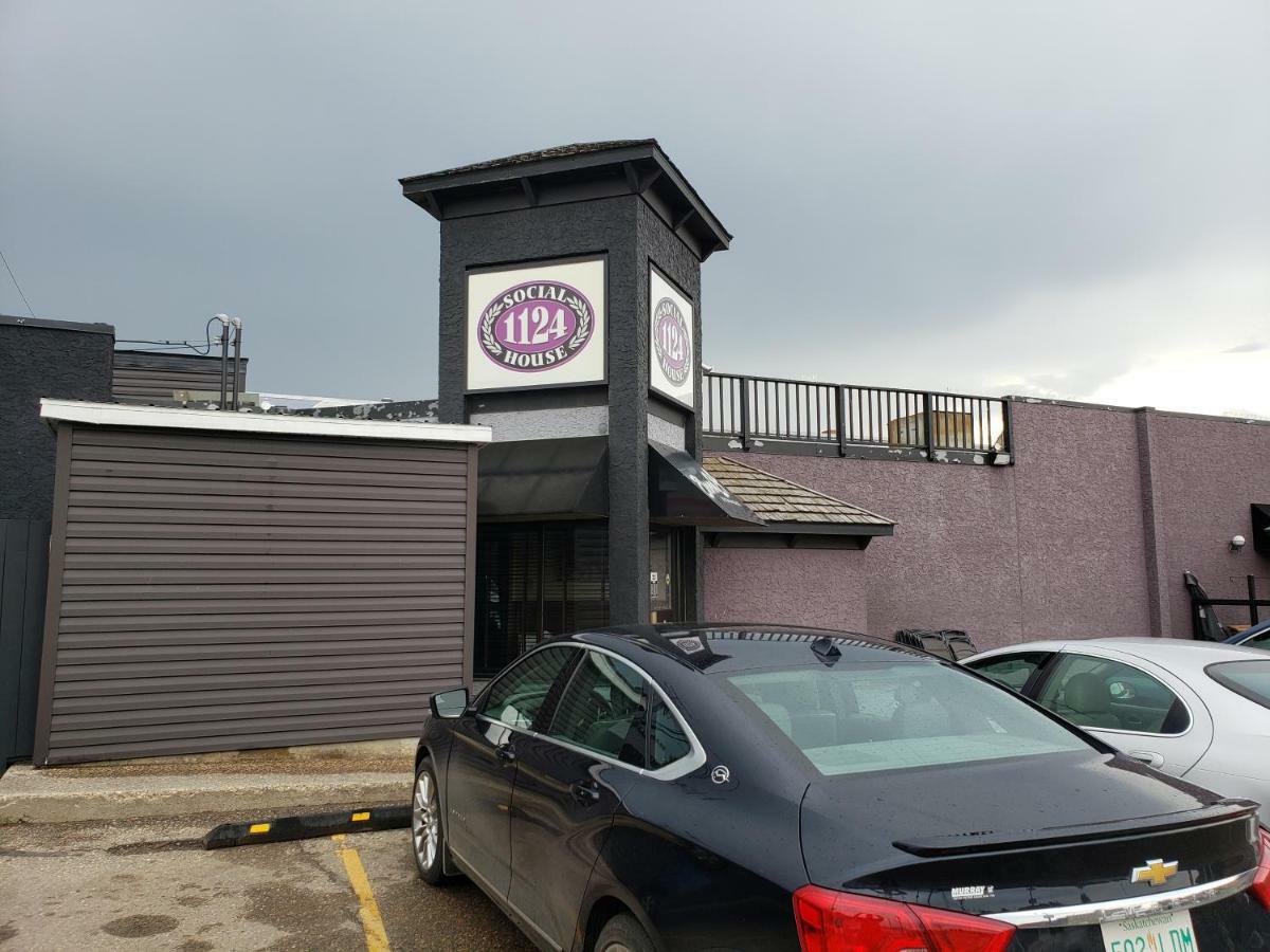 Tower Inn Estevan Екстериор снимка