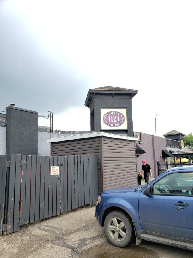 Tower Inn Estevan Екстериор снимка
