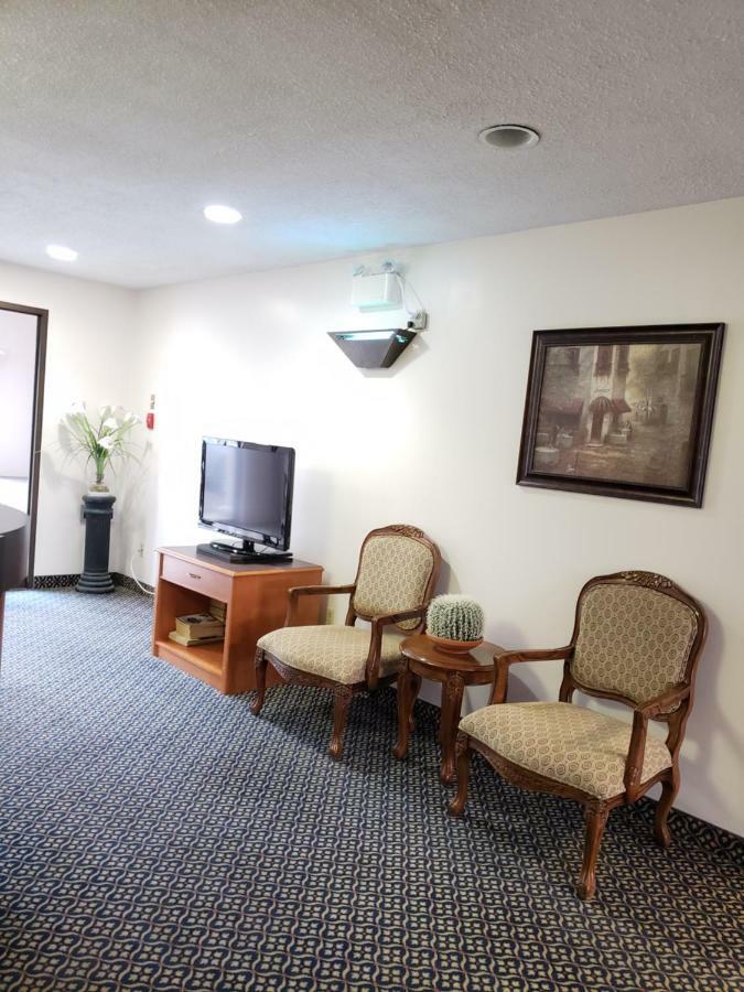 Tower Inn Estevan Екстериор снимка