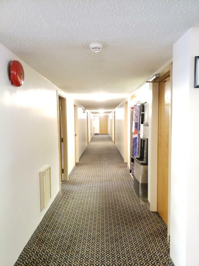 Tower Inn Estevan Екстериор снимка