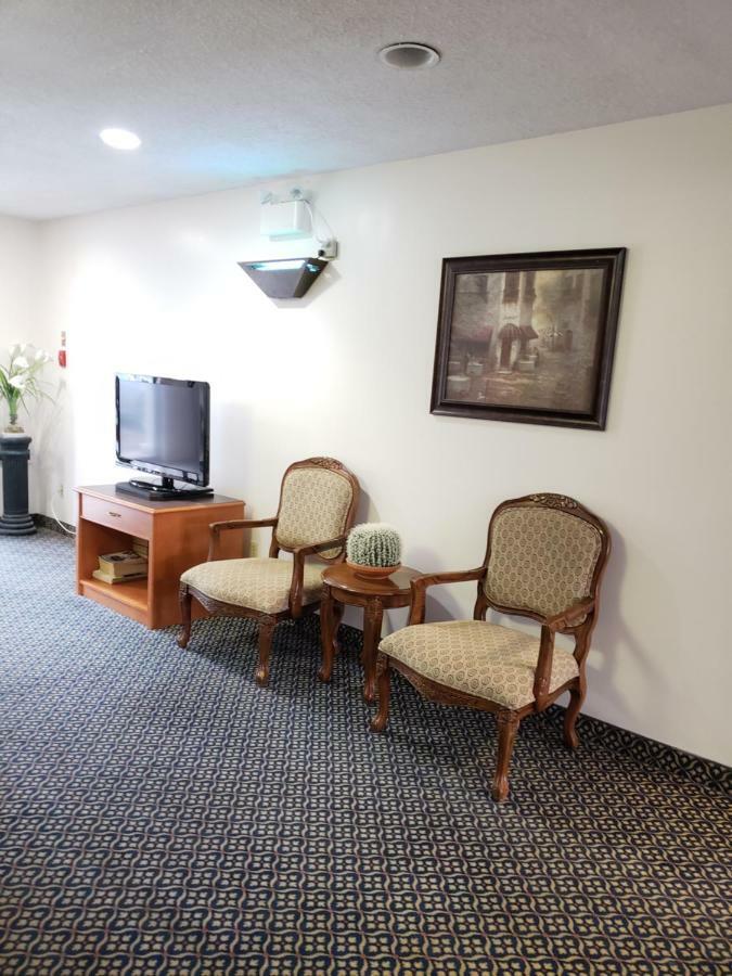 Tower Inn Estevan Екстериор снимка