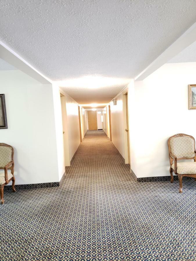 Tower Inn Estevan Екстериор снимка
