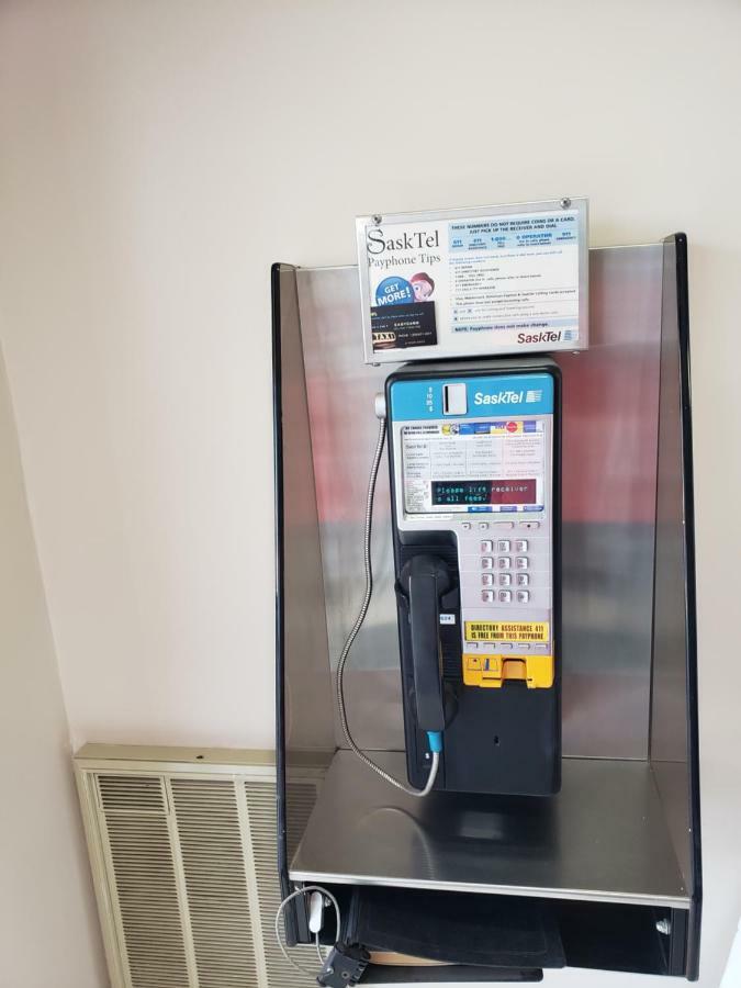 Tower Inn Estevan Екстериор снимка