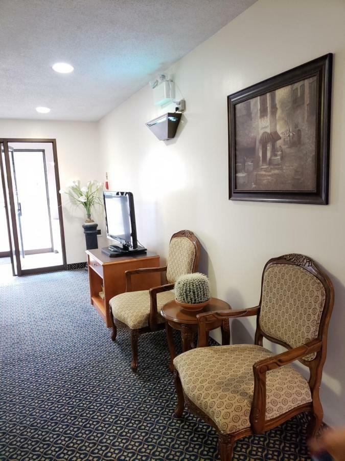 Tower Inn Estevan Екстериор снимка