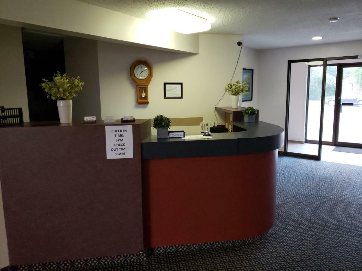 Tower Inn Estevan Екстериор снимка