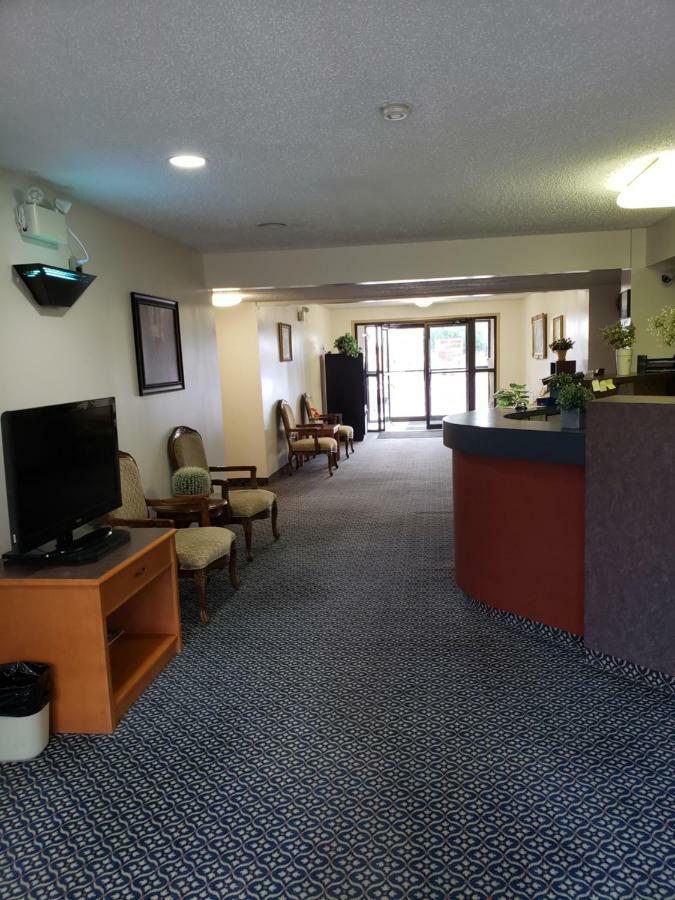 Tower Inn Estevan Екстериор снимка