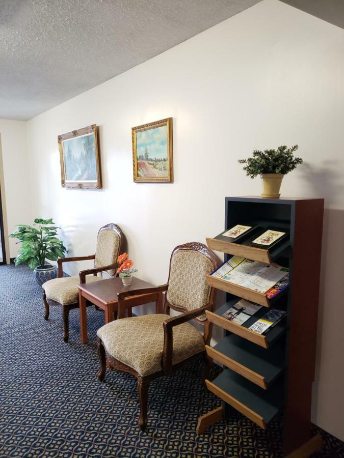 Tower Inn Estevan Екстериор снимка