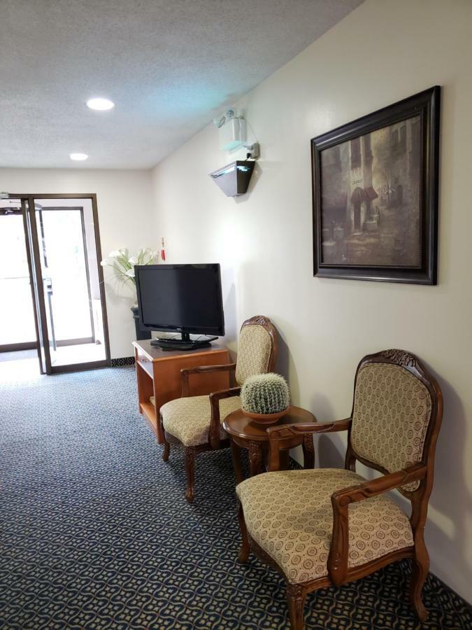 Tower Inn Estevan Екстериор снимка