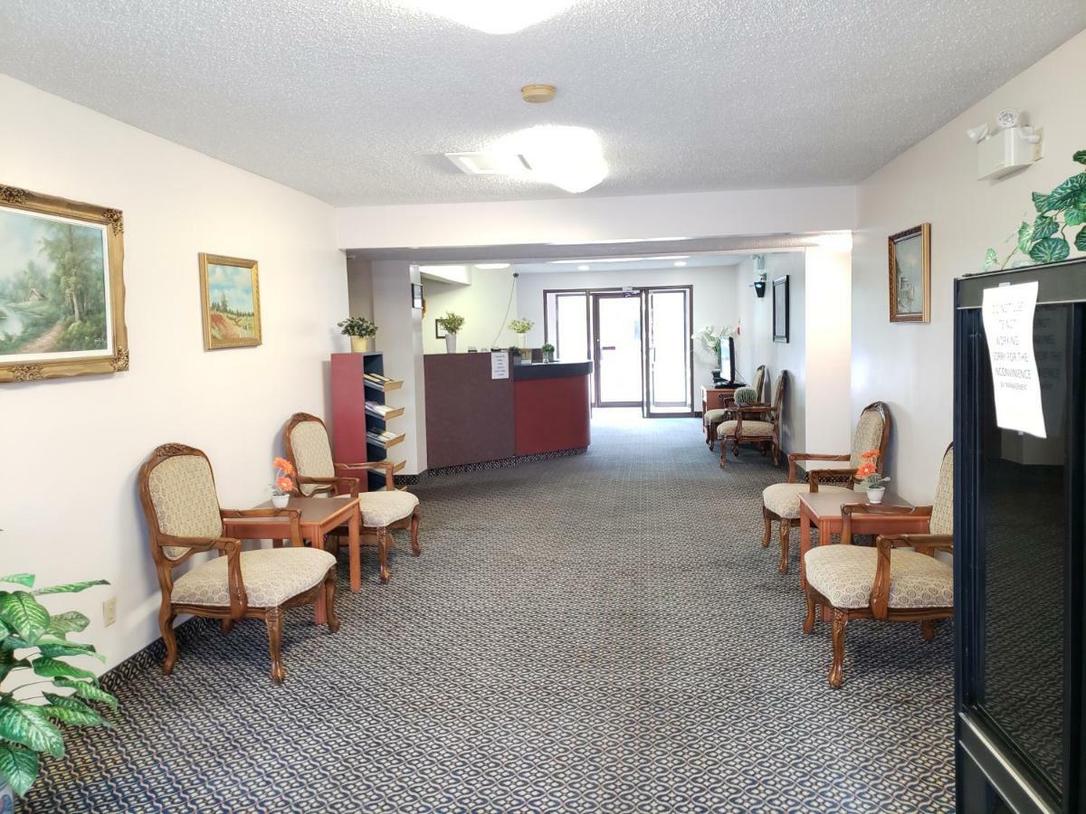 Tower Inn Estevan Екстериор снимка