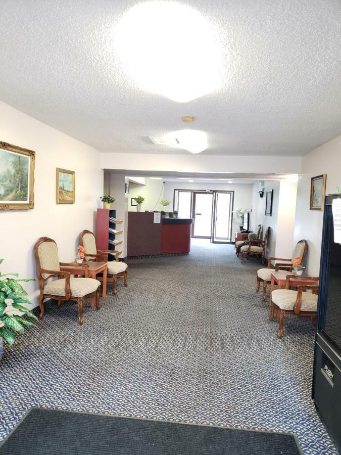 Tower Inn Estevan Екстериор снимка