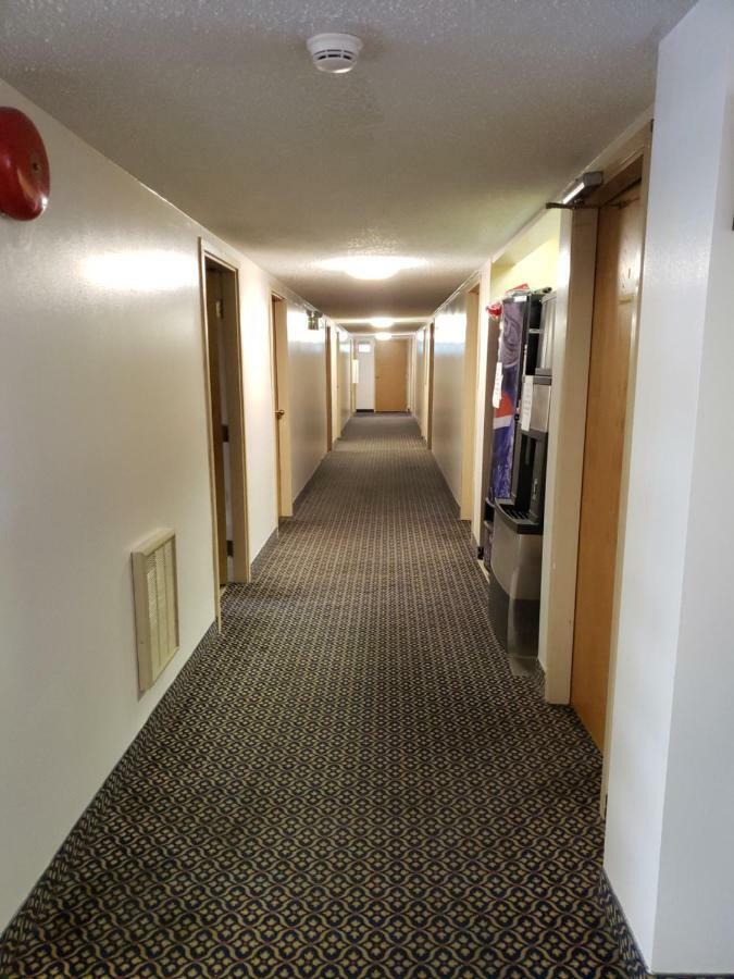 Tower Inn Estevan Екстериор снимка